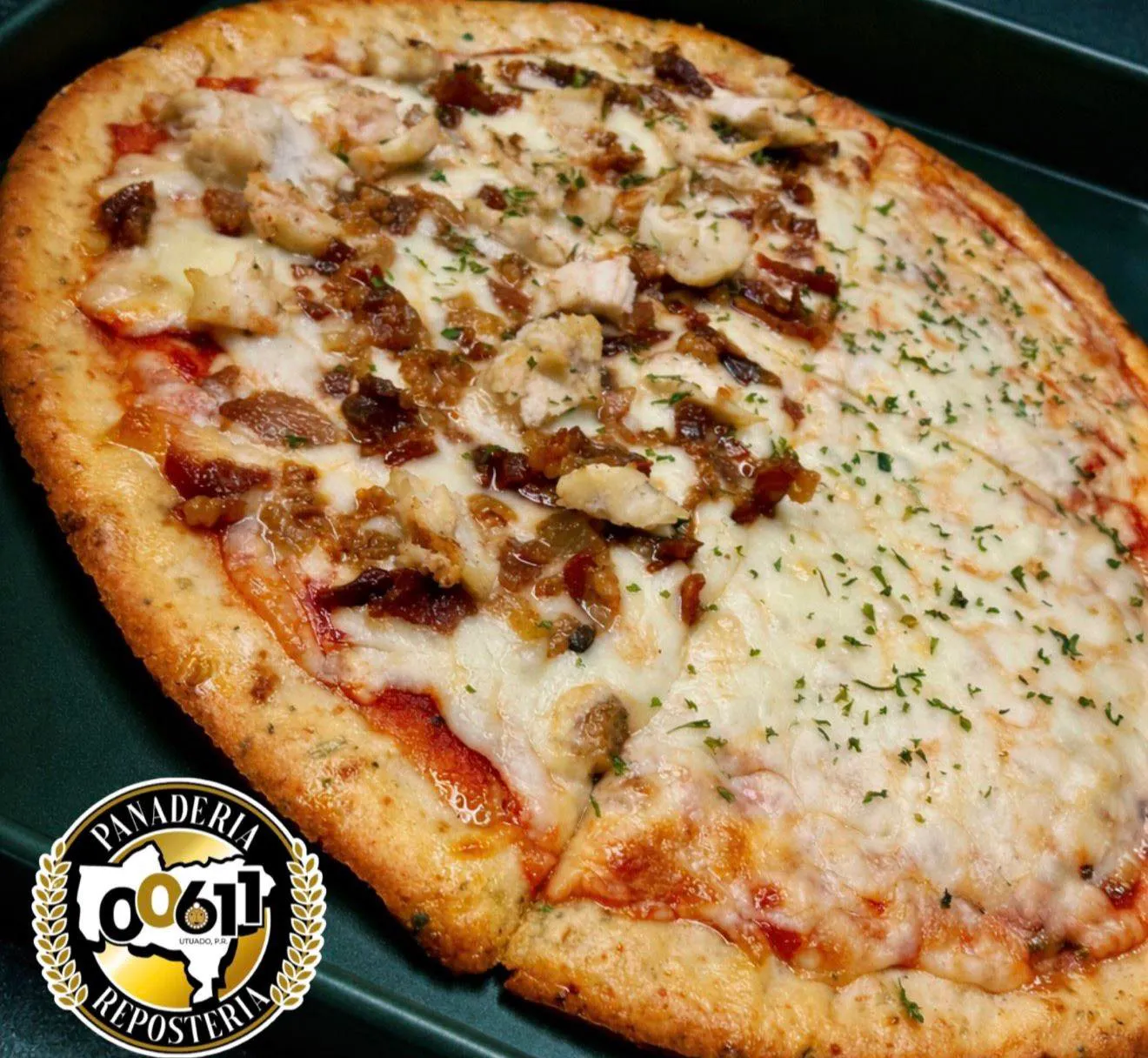 Nuestra pizza especial con salsa blanca y pollo